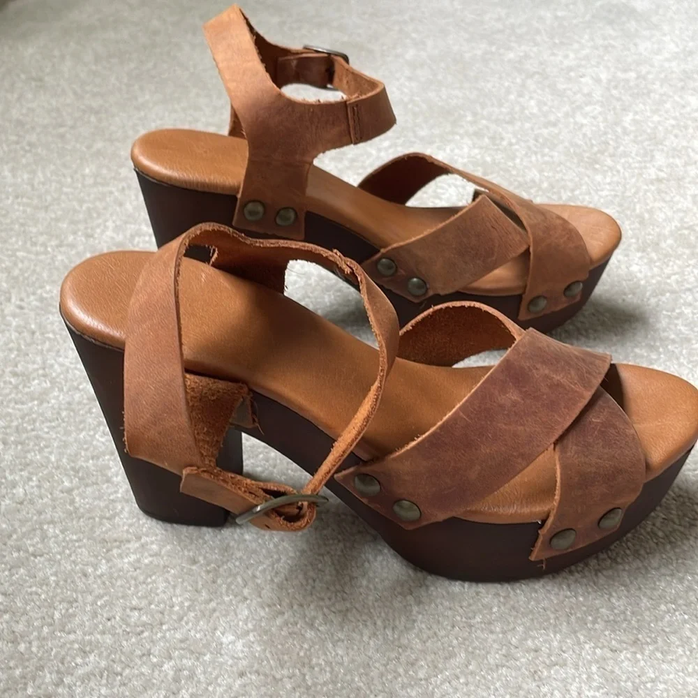 🚁 Italian made clog sandals: